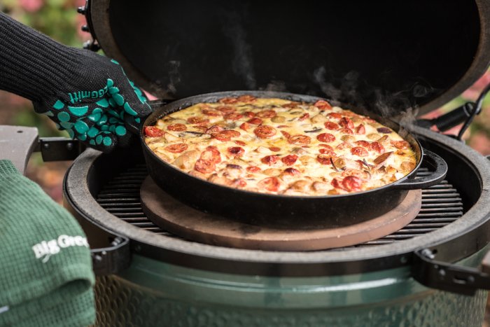 Big Green Egg Pizzastein mit Gusspfanne im Kamadogrill