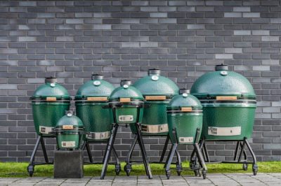 Die Big Green Egg Keramikgrill - Modelle Die Big Green Egg Familie: Medium, Mini (nicht mehr verfügbar), Large, MiniMax, XLarge, Small, 2XL (v.l.n.r.)