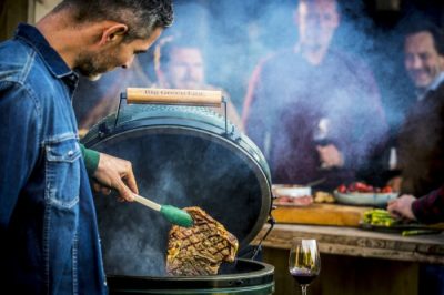 Das Big Green Egg ist in kurzer Zeit bereits auf Temperatur Das Big Green Egg darf nur mit Holzkohle betrieben werden und ist innerhalb 15 Minuten einsatzbereit