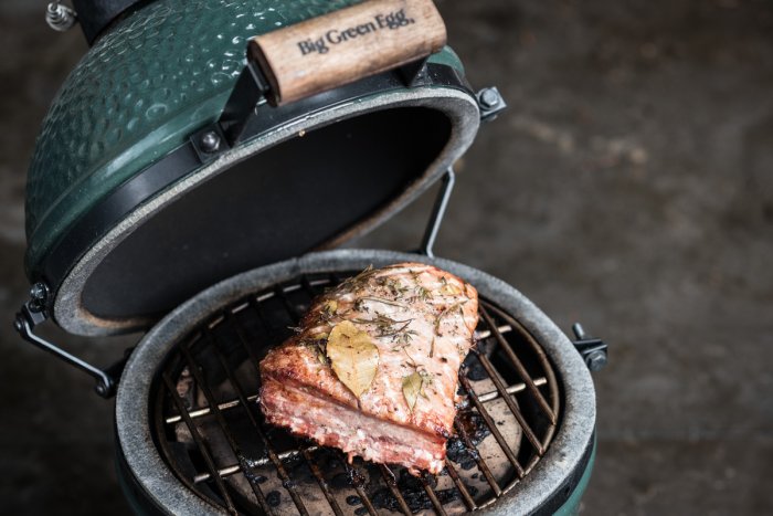 Das Big Green Egg Mini bietet trotz schlanker Abmessungen unzählige Zubereitungsmöglichkeiten Das Big Green Egg Mini bietet trotz schlanker Abmessungen unzählige Zubereitungsmöglichkeiten