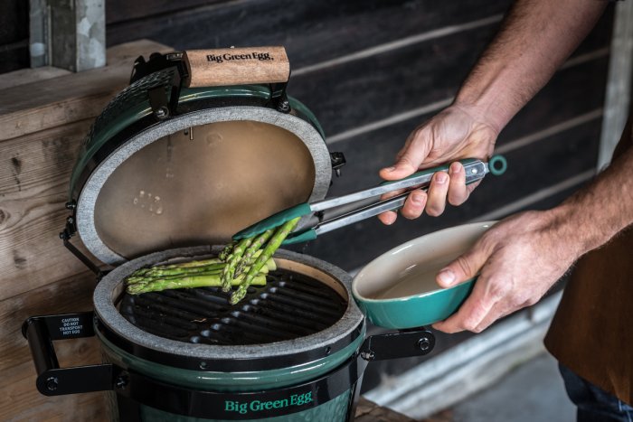 Big Green Egg Gusseisenrost Small im MiniMax mit Gemüse