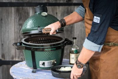 Big Green Egg MiniMax kompakter Keramikgrill auf dem Tisch Big Green Egg MiniMax kompakter Keramikgrill auf dem Tisch