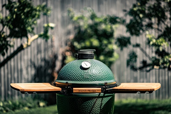 Big Green Egg Large mit Seitentischen aus Akazienholz