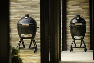 Big Green Egg The Onyx Keramikgrill mit dunkler Glasur und einem grünen Schimmer