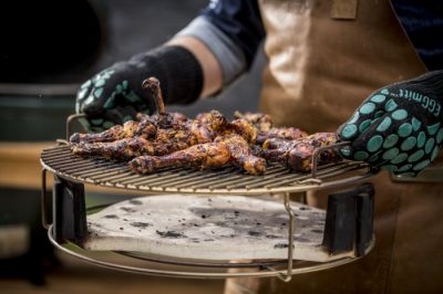 Der convEGGtor im convEGGtor - Korb. Der Stein lässt sich aber auch prima ohne den Korb in den Grill einsetzen