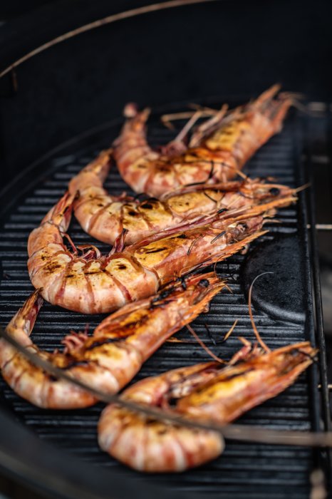 Big Green Egg halbrunder Gusseisenrost im convEGGtor - Korb mit Meeresfrüchten