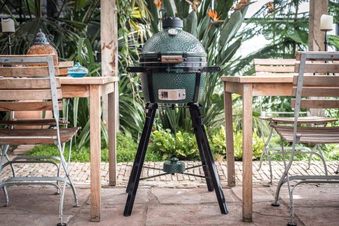 Big Green Egg MiniMax mit Seitentischen aus Akazienholz
