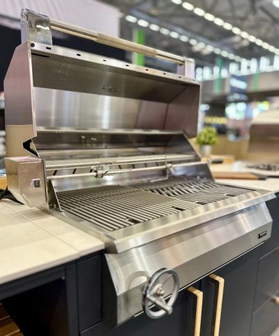 Brabura Ember 800 Einbau-Holzkohlegrill mit Edelstahlhaube, massivem Grillrost und höhenverstellbarer Kohlewanne. Brabura Ember 800 Einbau-Holzkohlegrill mit Edelstahlhaube, massivem Grillrost und höhenverstellbarer Kohlewanne.
