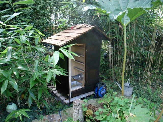 Bradley Original Rauchgenerator in einer selbst gebauten Räucherkammer