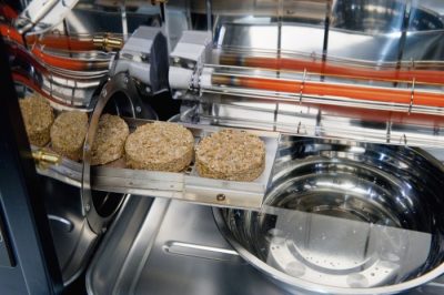 Bradley Original Digital Smoker Innenansicht mit Bisquetten Bisquetten im Bradley Vertical Smoker