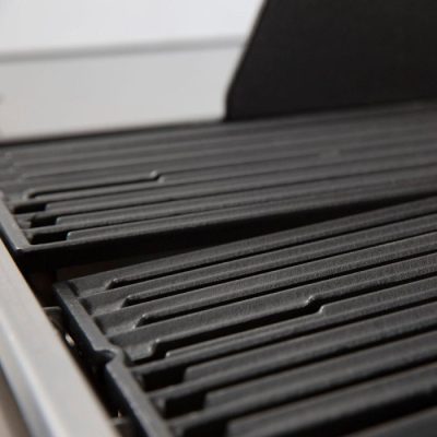 Die Broil King Gusseisenroste im Baron Gasgrill können schräg eingesetzt werden für einen besseren Ablauf von Fett und Flüssigkeiten