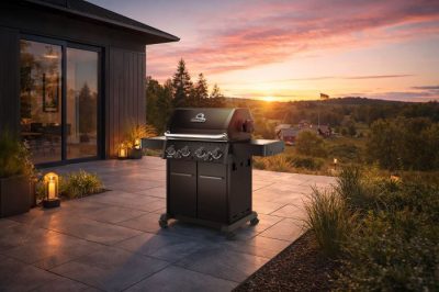 Broil King Crown 490 Shadow Gasgrill mit Heckbrenner, Seitenbrenner und Rotisserie mit Drehspieß inkl. Elektromotor