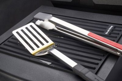 Broil King Grillbesteck auf Besteckablage Jedes Grillgut perfekt im Griff – mit dem Broil King Grillbesteck