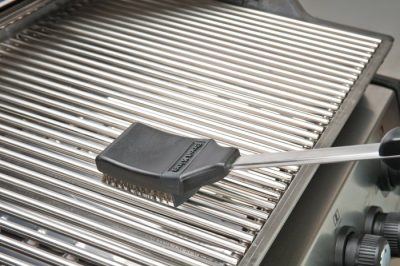 Broil King Grillbürste Anwendung Broil King Grillbürste mit praktischen Spritzschutz
