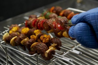 Broil King Grillguthalter: Das Multigestell ist Bratenkorb, Rippchenhalter und Spießgestell in einem.