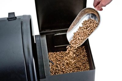 Pellettank beim Broil King Regal Pelletsmoker Pelletgrills werden mit Holzpellets befeuert, die für das typische Raucharoma sorgen