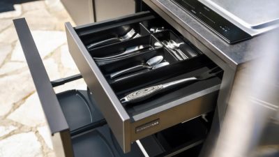 BURN Outdoorkitchen mit Besteckschublade Die BURN Outdoorkitchen LUX lässt sich genauso komfortabel wie eine Indoor-Küchenzeile ausstatten