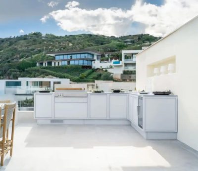 BURN Outdoorkitchen LUX Outdoorküche mit herausragendem Design BURN Outdoorkitchen LUX Outdoorküche in eleganter weißer Optik mit hochwertigem Flammkraft Einbaugrill
