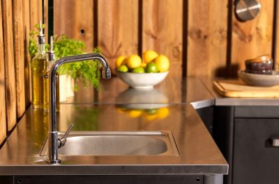 Eine Spüle für die Outdoor Küche bringt fließendes Wasser direkt dorthin wo es benötigt wird