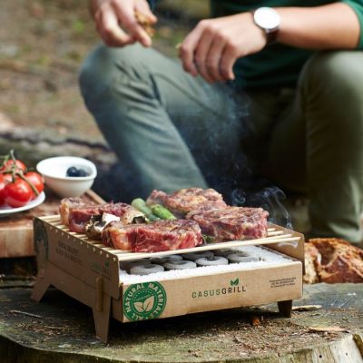CasusGrill Einweggrill aus Pappe, Papier, Bambus und Lavastein CasusGrill Einweggrill aus Pappe, Papier, Bambus und Lavastein