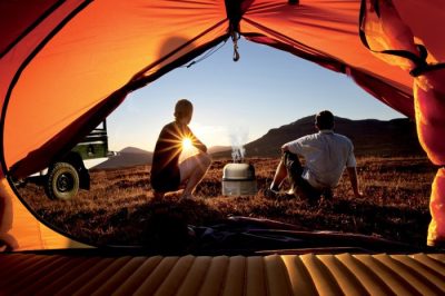Grillvergnügen auch beim Camping – zum Beispiel mit dem kompakten Cobb Holzkohle Campinggrill