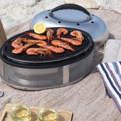Cobb Supreme Deluxe 2.0 kompakter Holzkohlegrill beim Grillen Cobb Supreme Deluxe 2.0 kompakter Holzkohlegrill beim Grillen