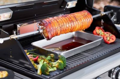 Drehspieß für Gasgrills Der Drehspieß ist ein geniales Upgrade für den Gasgrill und lässt sich einfach nachrüsten.
