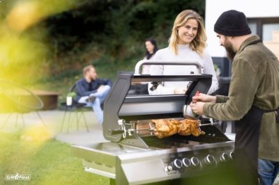 Drehspiess am Gasgrill für leckere Brathähnchen Brathähnchen mit dem Drehspieß vom Gasgrill perfekt zubereiten