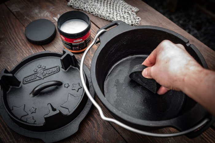 Wie wird ein Dutch Oven gereinigt und gepflegt?