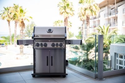 Edelstahl Gasgrill Napoleon Rogue SE525 auf Balkon Napoleon Rogue SE525 als Edelstahl Gasgrill