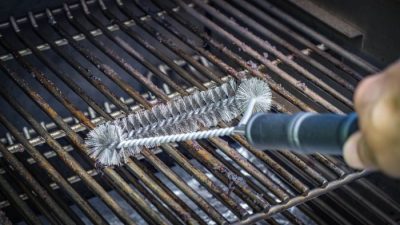 Edelstahl Grillrost reinigen Grobe Verschmutzungen an den Edelstahlrosten lassen sich hervorragend mit einer Edelstahlbürste entfernen.