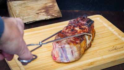 Mit einer Edelstahl Scherenzange kann das Grillgut perfekt gegriffen werden Mit einer Edelstahl Scherenzange kann das Grillgut perfekt gegriffen werden