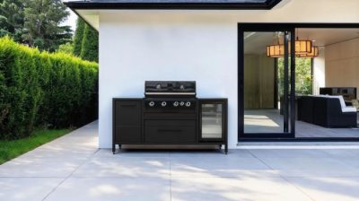 Schwarze Einbaukühlschränke mit getönter Glasfront eignen sich perfekt für moderne und elegante Outdoor Küchenkonzepte.