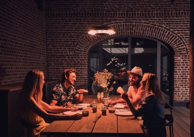 Enders Elektro Haengestrahler Marbella Ambiente Enders Marbella Hängestrahler über einem gedeckten Tisch mit Sitzgruppe