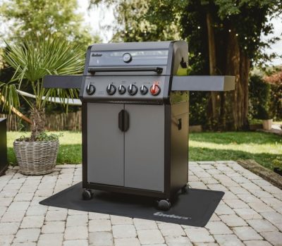 Grill Bodenschutzmatte unter einem Enders Gasgrill zum Schutz von Terrasse und Boden Grill Bodenschutzmatte unter einem Enders Gasgrill zum Schutz von Terrasse und Boden