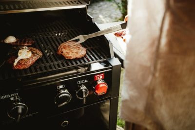 Lange Grillgabel zum sicheren Wenden und Aufnehmen von Fleisch Lange Grillgabel zum sicheren Wenden und Aufnehmen von Fleisch
