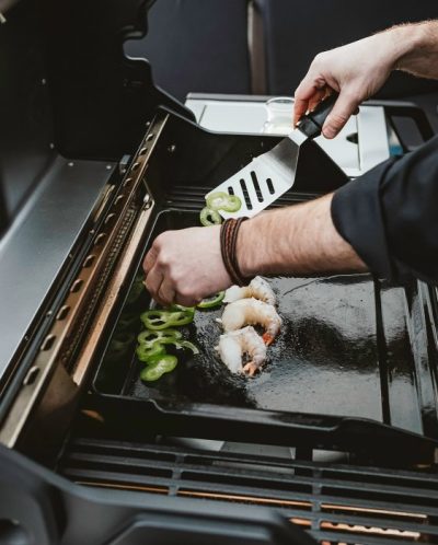 Enders Grillwender aus Edelstahl für präzises Wenden auf Plancha und Grillplatte Enders Grillwender aus Edelstahl für präzises Wenden auf Plancha und Grillplatte