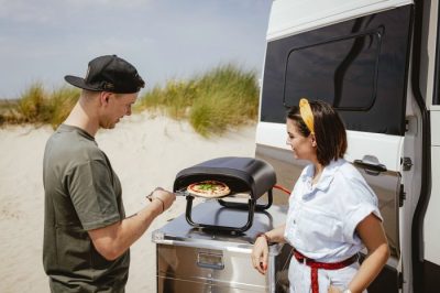 Der Enders Pizzaofen Paco eignet sich für Balkon, Camping, Urlaub und für unterwegs Der Enders Pizzaofen Paco eignet sich für Balkon, Camping, Urlaub und für unterwegs