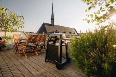 Kompakter Elektrogrill für den Balkon mit Deckel und komfortablen Funktionen Kompakter Elektrogrill für den Balkon mit Deckel und komfortablen Funktionen