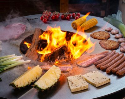 Feuerplatte mit verschiedenem Grillgut Feuerplatte bietet viel Platz für kreative Grillideen