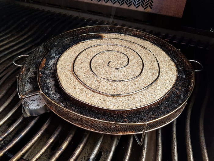 Räuchermehl brennt in der Räucherschnecke nach innen ab