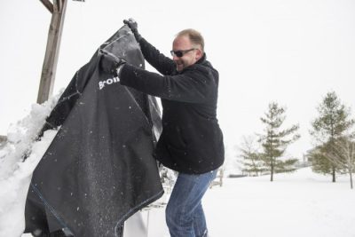 Grill Abdeckhaube zum Schutz vor Schnee Grill Abdeckhaube zum Schutz vor Schnee