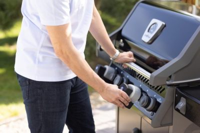 Grill Control Adapter am Drehregler des Gasgrills montieren