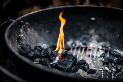 Grillfürst Anzündgel brennend Bringt Ihre Kohle schnell zum Glühen und lässt sich einfach verteilen - das Grillfürst Anzündgel