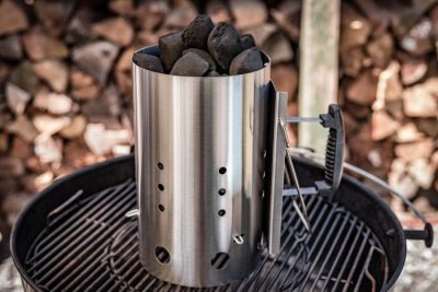Grillfürst Anzündkamin mit Briketts Ein Anzündkamin aus Edelstahl hält den Beanspruchungen am besten stand.