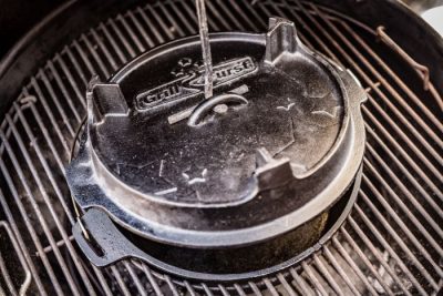 Der Grillfürst Deckelheber passt in den Deckelgriff des Dutch Oven
