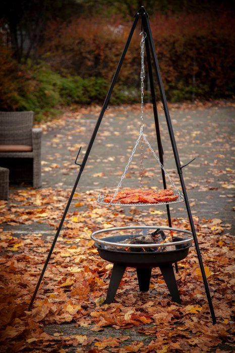 Grillfürst Dreibein über Schwenkgrill
