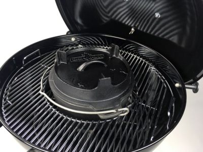 Grillf&uuml;rst Dutch Oven in die Aussparung im Grillrost einsetzen