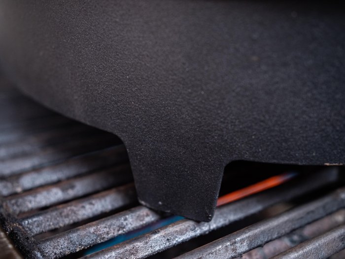 Grillfürst Dutch Oven mit patentierten T-Füßen für kippsicheren Stand auf dem Grillrost