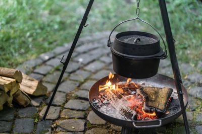 Grillfürst Dutch Oven mit flachem Boden (ohne Füße) eignen sich hervorragend für den Grillrost, Herd, Backofen und auch die Feuerstelle